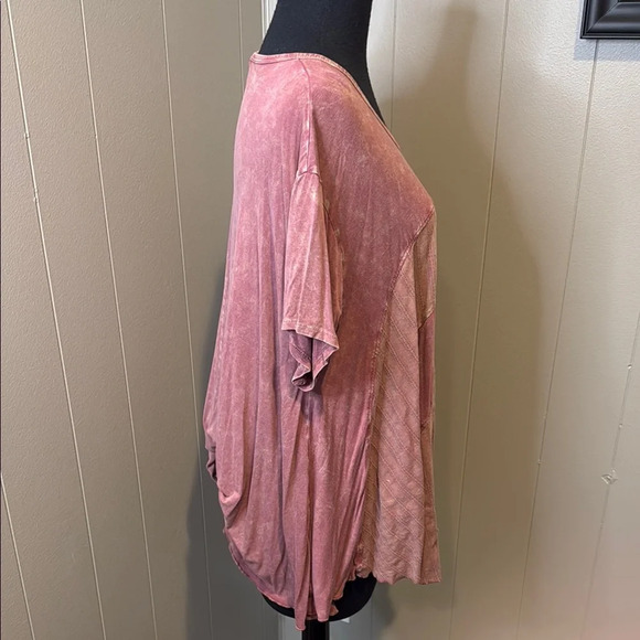 Tea n Rose Women’s Medium Pink Textured Short Sleeve Top - Picture 3 of 6